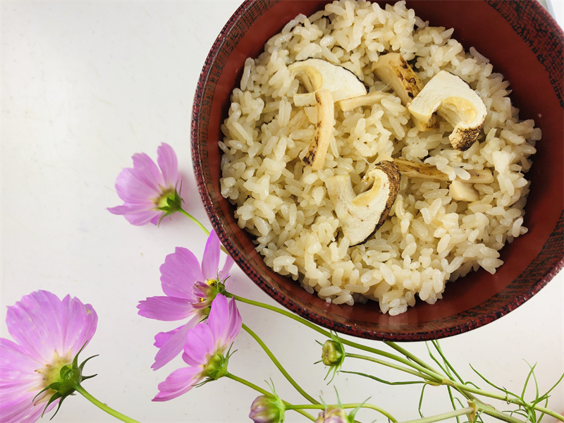 秋の味覚 松茸ご飯レシピ！カサと軸を分けて使うのがポイントです