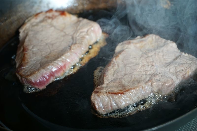 ステーキって、なんて美味しそうな音と香りで焼けるんだろう。